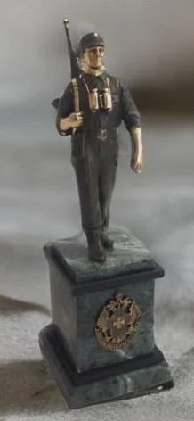 Подарочная бронзовая статуэтка «Пограничник на пьедестале»