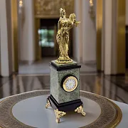 На память: Часы с Фемидой из жадеита и долерита, 280 мм — фотография 1