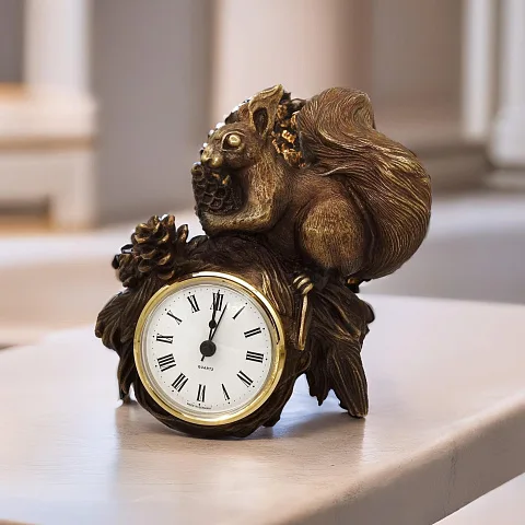 Бронзовые часы с белочкой и патиной в подарок