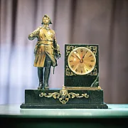 Настольные часы «Петр I» из бронзы и змеевика — необычный подарок — фотография 1