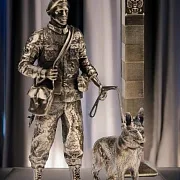 Бронзовая статуэтка «Пограничник», 140×60×35 мм — оригинальный подарок — фотография 1