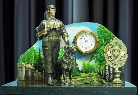 На память: Часы «Застава» с пограничником, собакой и гербом