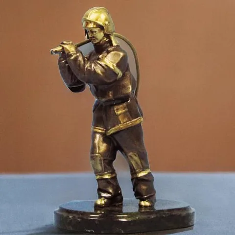 На память: Бронзовая статуэтка «Пожарный»