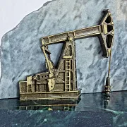 На память: Настольные часы «Нефтяная качалка» из бронзы и змеевика — фотография 2