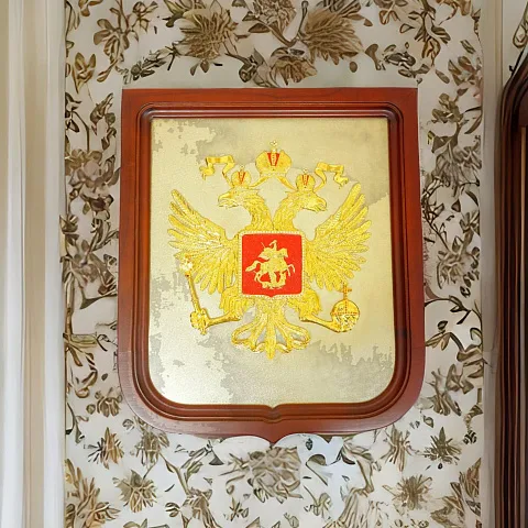 Плакетка «Герб России» из латуни и дерева в подарок