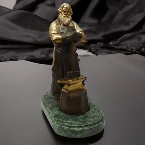 Бронзовая статуэтка «Кузнец» на змеевике — необычный подарок