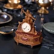 На память: Настольные часы «Охотник с собакой» из бронзы — фотография 1