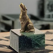 На память: Бронзовая статуэтка «Воющий волк» на змеевике — фотография 1
