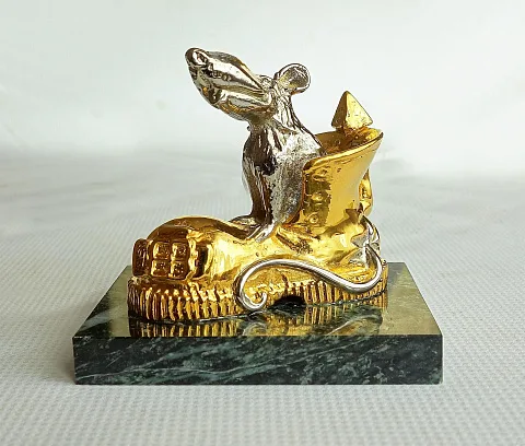 Фигурка из бронзы «Крыса в домике» — красивый подарок