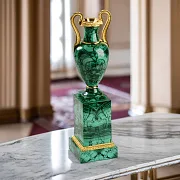 Подарочная ваза из малахита на постаменте — фотография 1