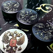 Подарочные нарды под стеклом «Герб России» — фотография 6
