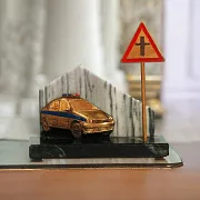 Сувенир «ДПС» из бронзы на каменном основании в подарок — фотография 1