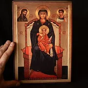 Икона "Богоматерь на престоле" в подарок — фотография 1