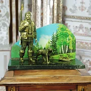 Бронзовый сувенир «Охотник» — лесной сюжет на змеевике — оригинальный подарок — фотография 1