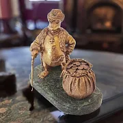 На память: Бронзовая фигурка «Денежный крот» с камнем — фотография 1