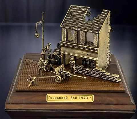 Диорама «Городской бой 1943 г.» из бронзы и ясеня, 1:72 — красивый подарок