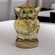 Ручная работа: Каменная фигурка «Кот в кепке» с кальцитом — фотография 1