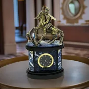 Каминные часы «Георгий Победоносец» из содалита и долерита — красивый подарок — фотография 1
