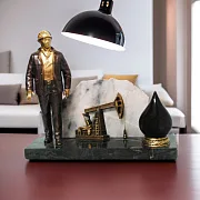 На память: Бронзовый сувенир «Работник нефтяной промышленности» с качалкой — фотография 1