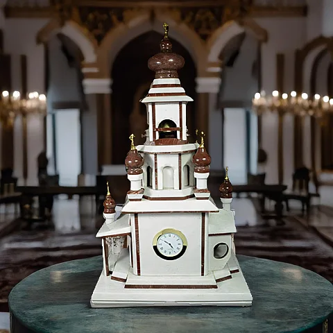 Ручная работа: Каминные часы «Церковь» из лемезита и мрамора