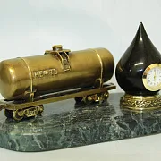 На память: Винтажные настольные часы «Цистерна с нефтью» из бронзы и змеевика — фотография 2