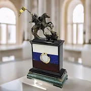 Подарочные настольные часы «Георгий Победоносец» с российским флагом — фотография 1
