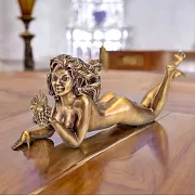 На память: Композиция «Женщина с ракушкой» из бронзы — фотография 1